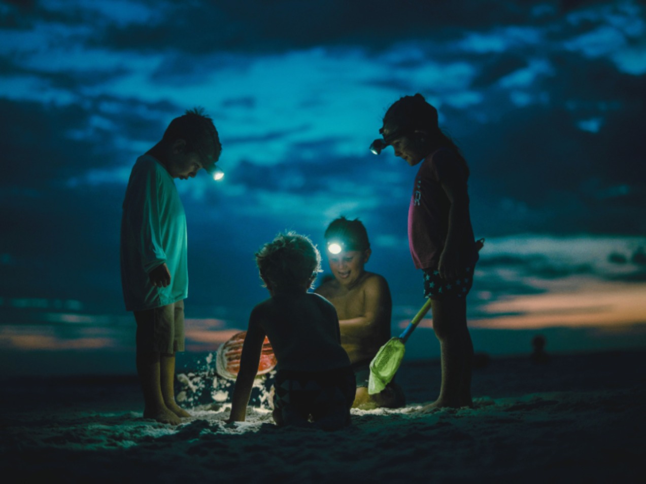 Kinder in der Nacht am Strand